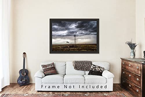 Снимка в стил Кънтри, Принт (без рамка), Изображението на вятърна мелница под грозовым небе в пролетен ден, в Оклахома, Мрачен Декор