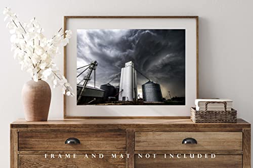 Снимка в стил Кънтри Принт (без рамка) Изображение на гръмотевична буря облаци, клубящихся над зърно асансьор в Пролетен ден в Канзас
